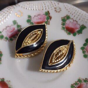 Trifari Vintage 🌿 Fancy Earrings